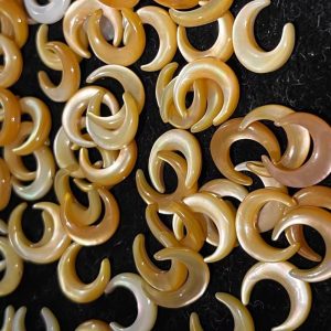 10Pcs Natural Sea Water Shell Moon Shape Shell Pendant Mother Shell Pearls DIY Jewelry Making Necklace Earring Accessorie